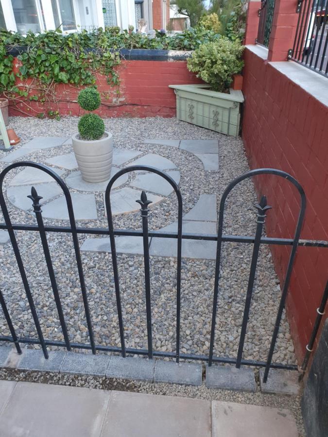J's Mayfair Guest House Blackpool Extérieur photo